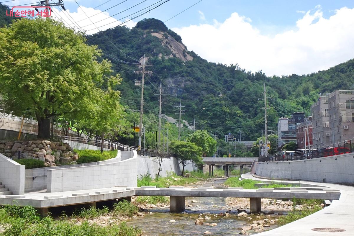 수변활력거점으로 조성한 홍지문 일대 홍제천 풍경 ©김종성