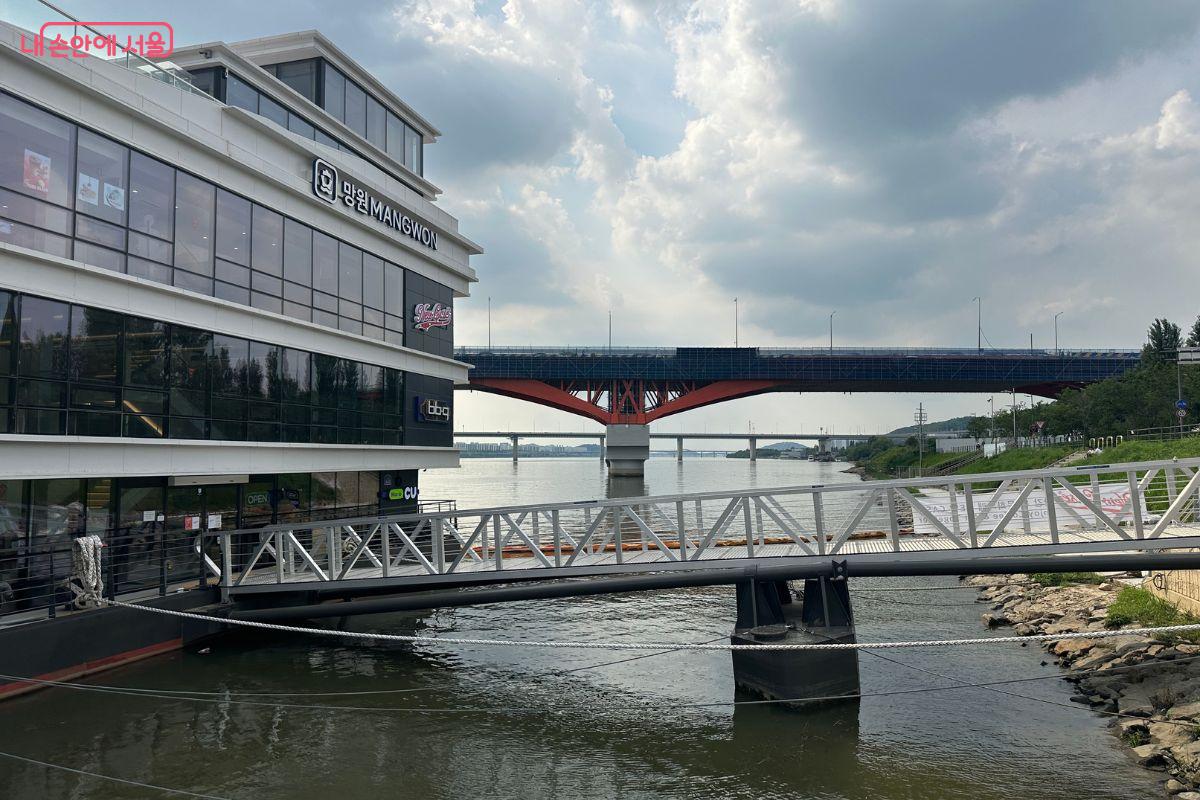 한강 위로 새로운 교통수단인 한강버스가 도입된다. 사진은 망원선착장이다. ©김재형