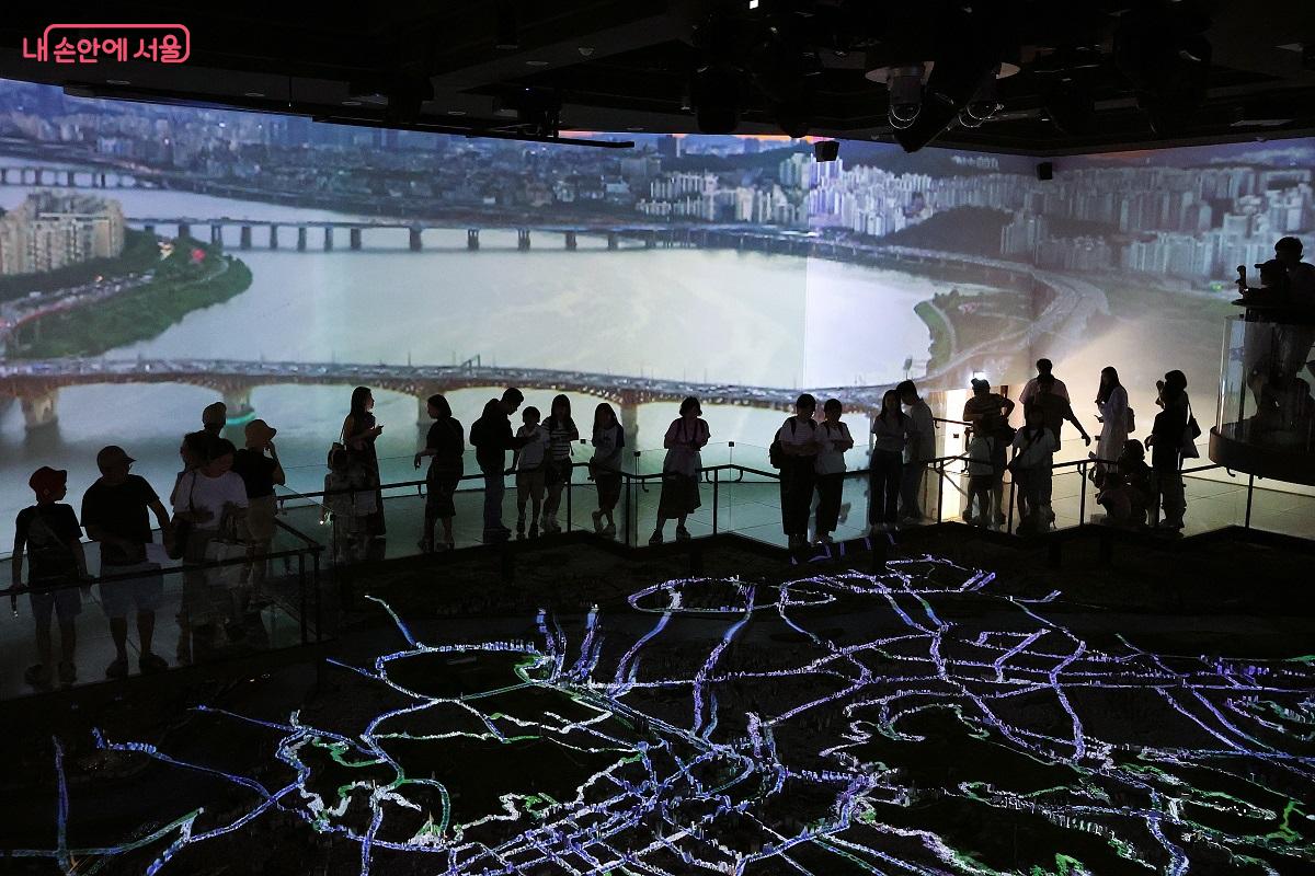 서울을 관통하며 유유히 흐르는 서울 대표 명소 한강의 모습 ©이봉덕