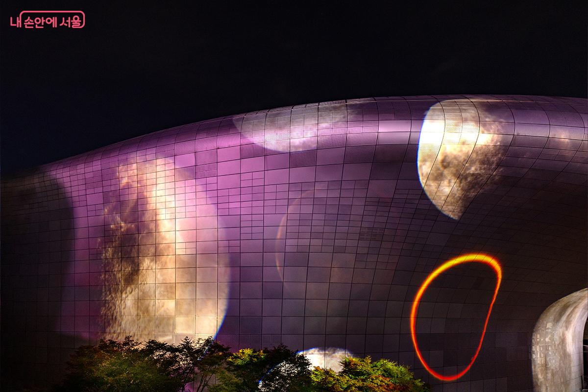 우주, 달과 행성을 표현한 'Solar Wind' &copy;장신자