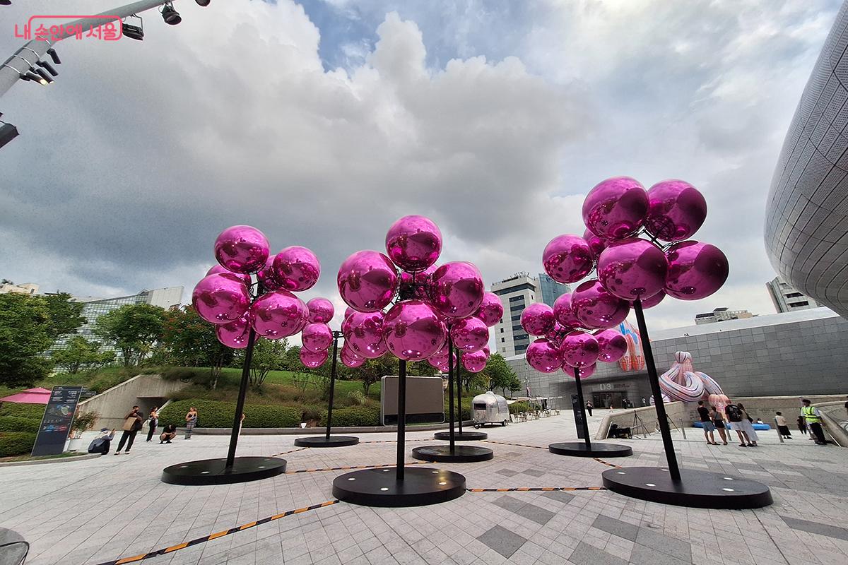 프랑스 작가 빈센트 르로이(Vincent Leroy)의  분자 구름(Molecular Cloud)은 유기적 구조의 핑크빛 풍선이 끊임없이 부유하며 도시의 리듬을 따라 움직이는 키네틱 아트이다. ©정향선