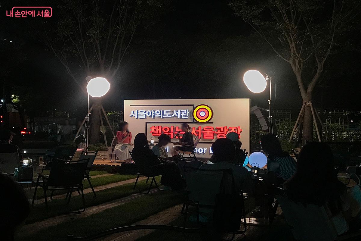 '야한책멍'에서 읽은 책과 좋았던 구절을 이야기하는 시민 ©이정민