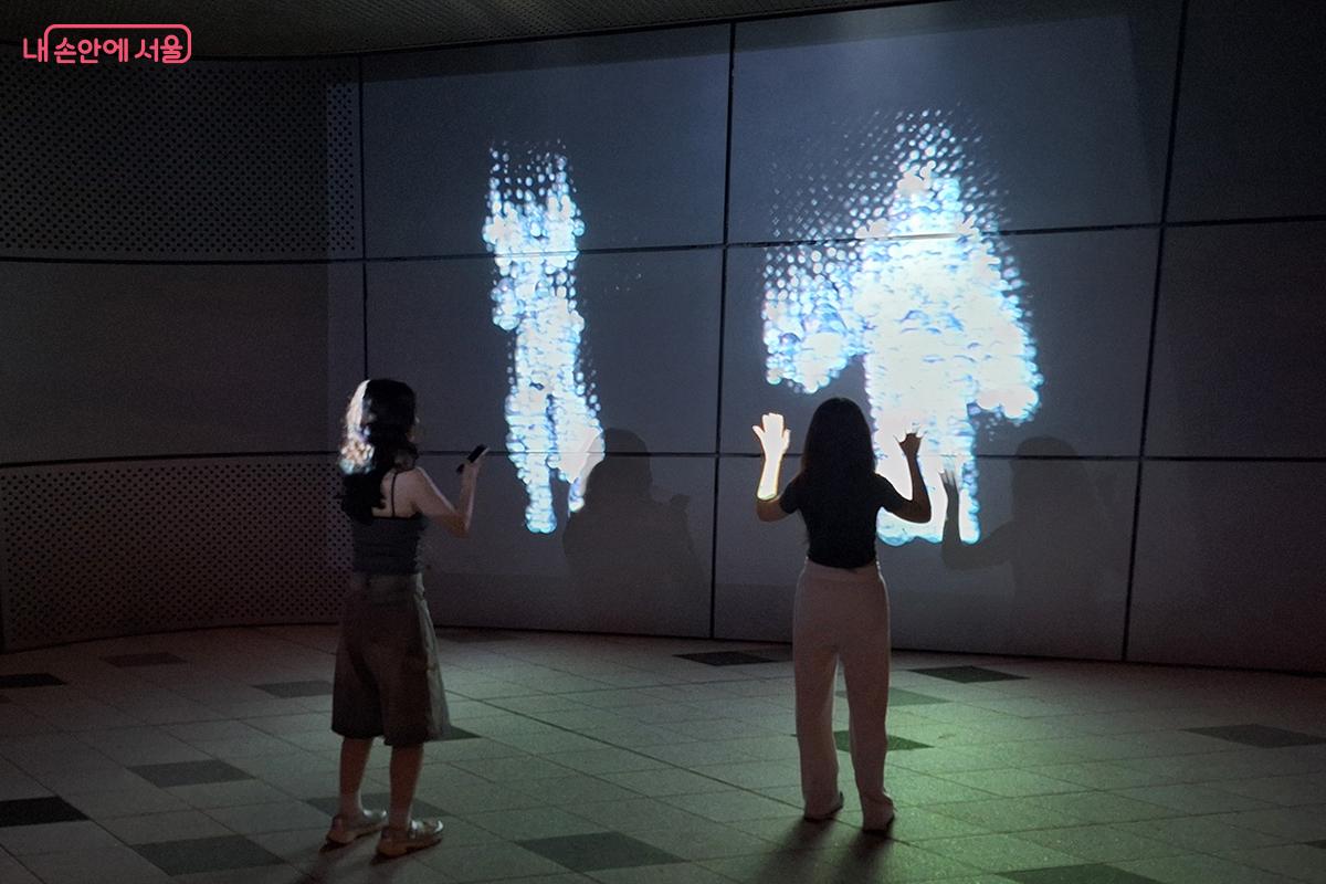‘Rhythm in Droplets’는 관객들의 움직임을 실시간으로 작품에 표현해 냈다. ©이혜숙