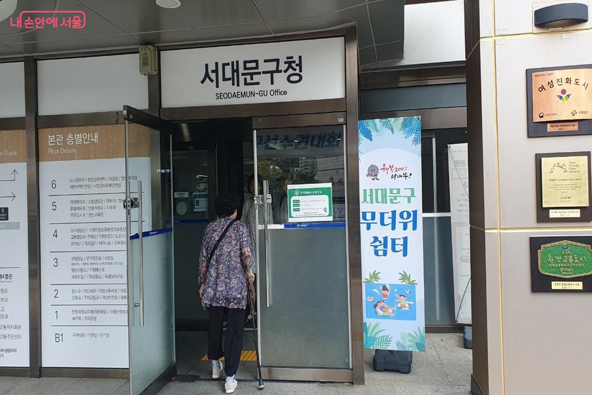 8월부터 25개 자치구 구청사와 시립청소년센터 등 무더위 쉼터가 추가 개방되었다. ©엄윤주