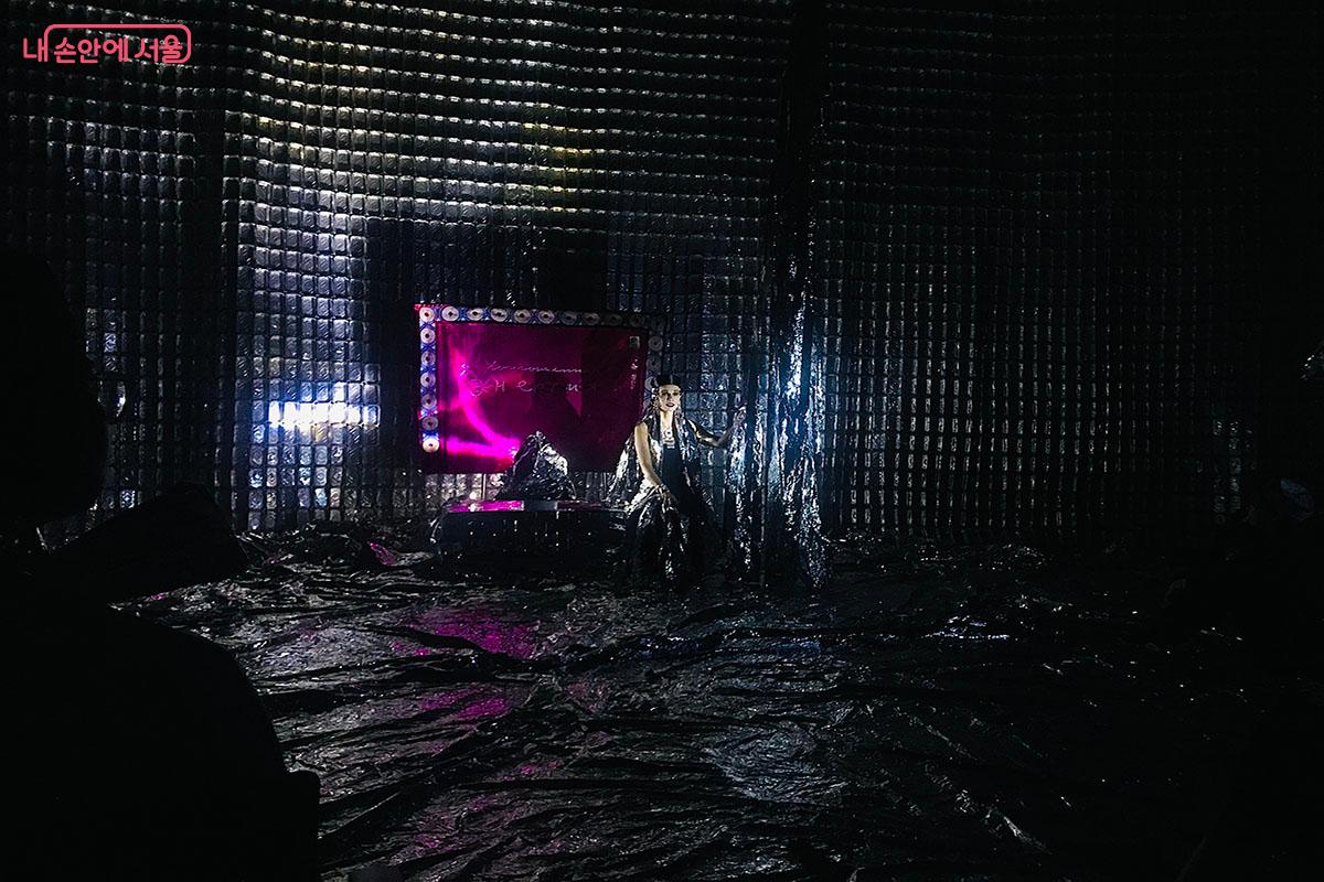 카자흐스탄의 자연과 삶의 아픔이 담긴 노래를 부르는 알렉산드라 모로조바와 루스템 베게노프의 퍼포먼스 ©이정민