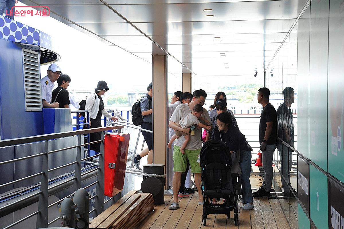 잠실 선착장에 도착해 하선하는 여가관광체험단 ©조수봉