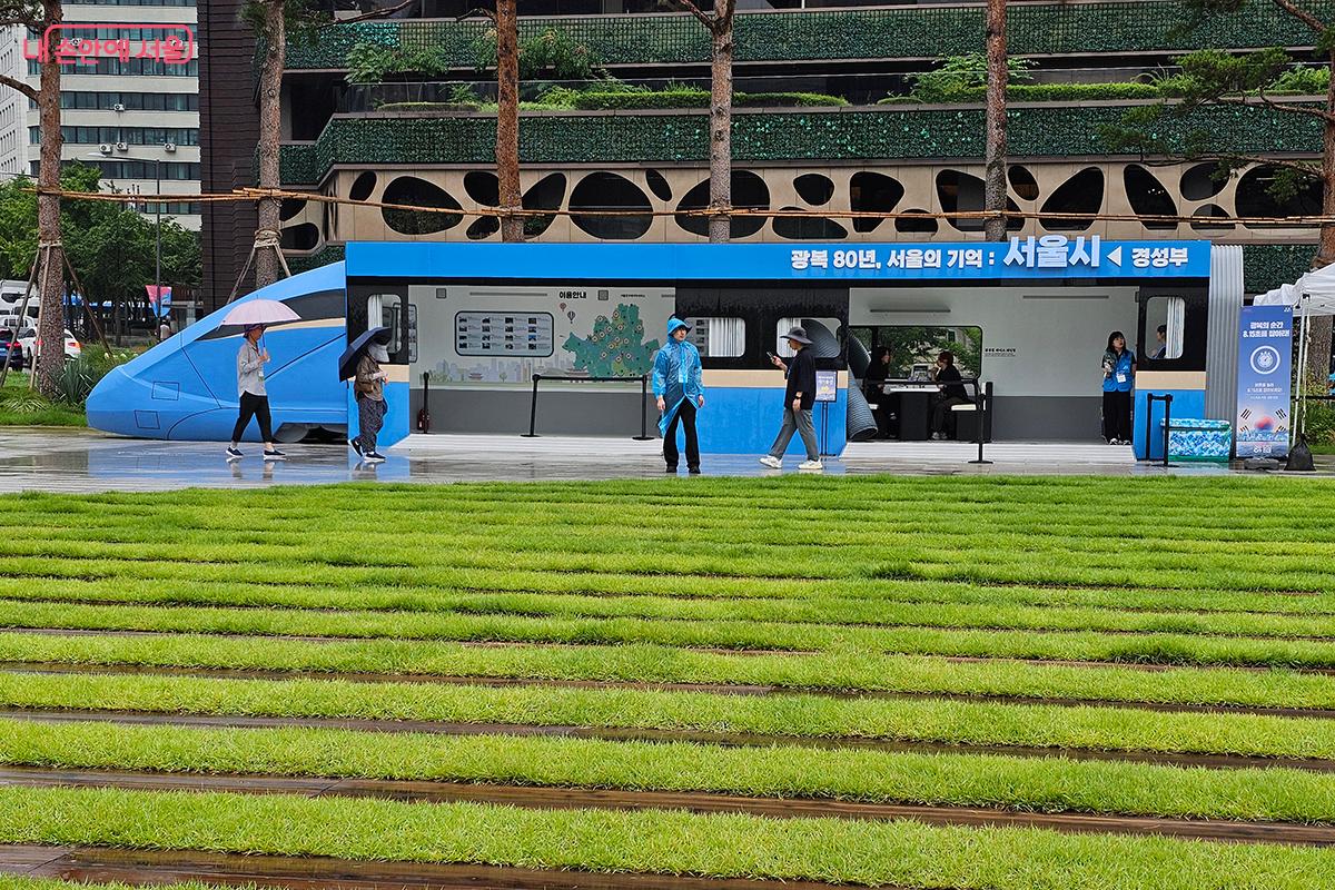 현존하는 최신 열차인 ‘KTX-청룡’을 역사전시관으로 꾸며 대한민국의 과거와 미래를 넘나드는 경험을 시민들에게 선사한다. ©정향선