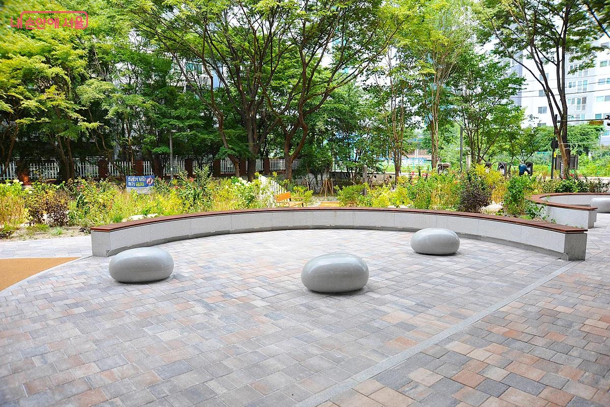 정릉천 내부순환도로 하부 공간에 조성된 쉼터 ⓒ조수봉