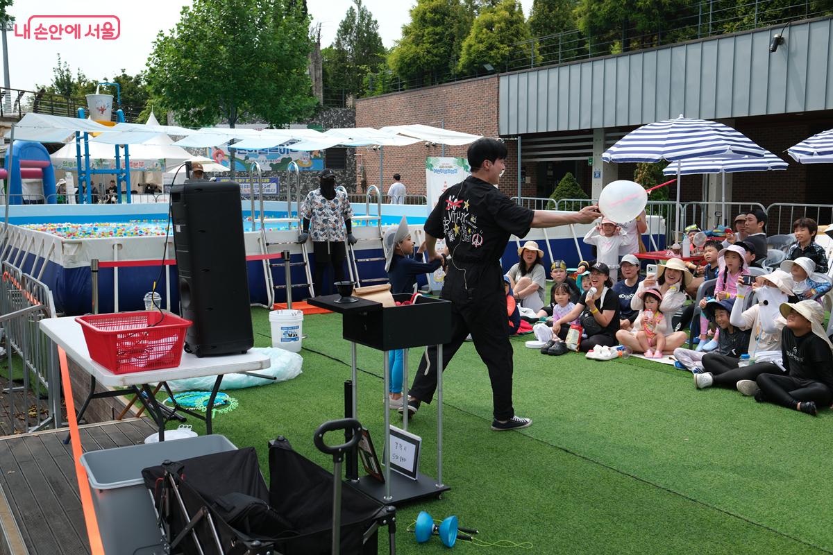 주말에는 마술공연이나 버블쇼 등 다양한 공연도 펼쳐진다. 풍선 아트쇼를 구경하고 있는 방문객들의 모습 ©박우영