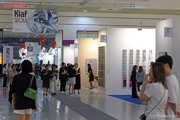 국제 아트페어(미술품 장터) '키아프 서울(Kiaf SEOUL) 2024'를 찾은 관람객들 