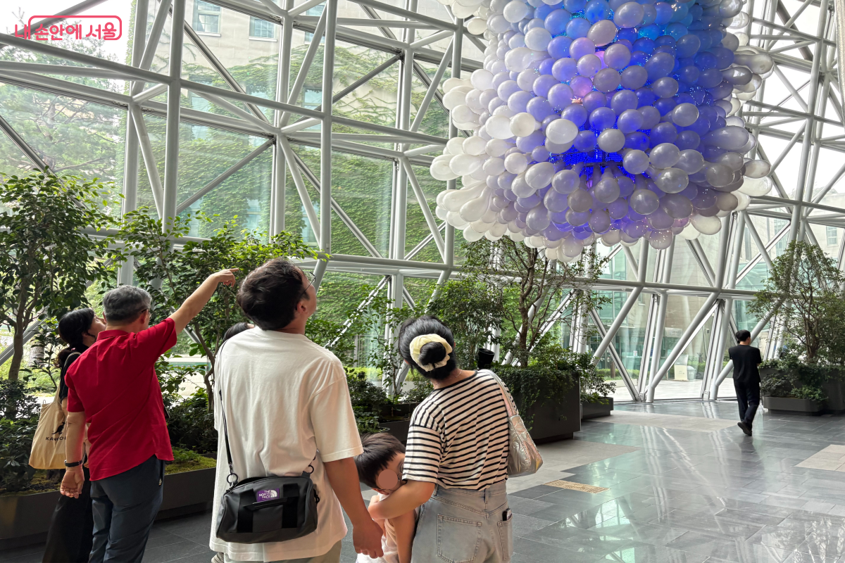 서울시청 로비를 장식하고 있는 공공 설치작품인 전수천 작가의 ‘메타서사-서벌’ ©이혜린