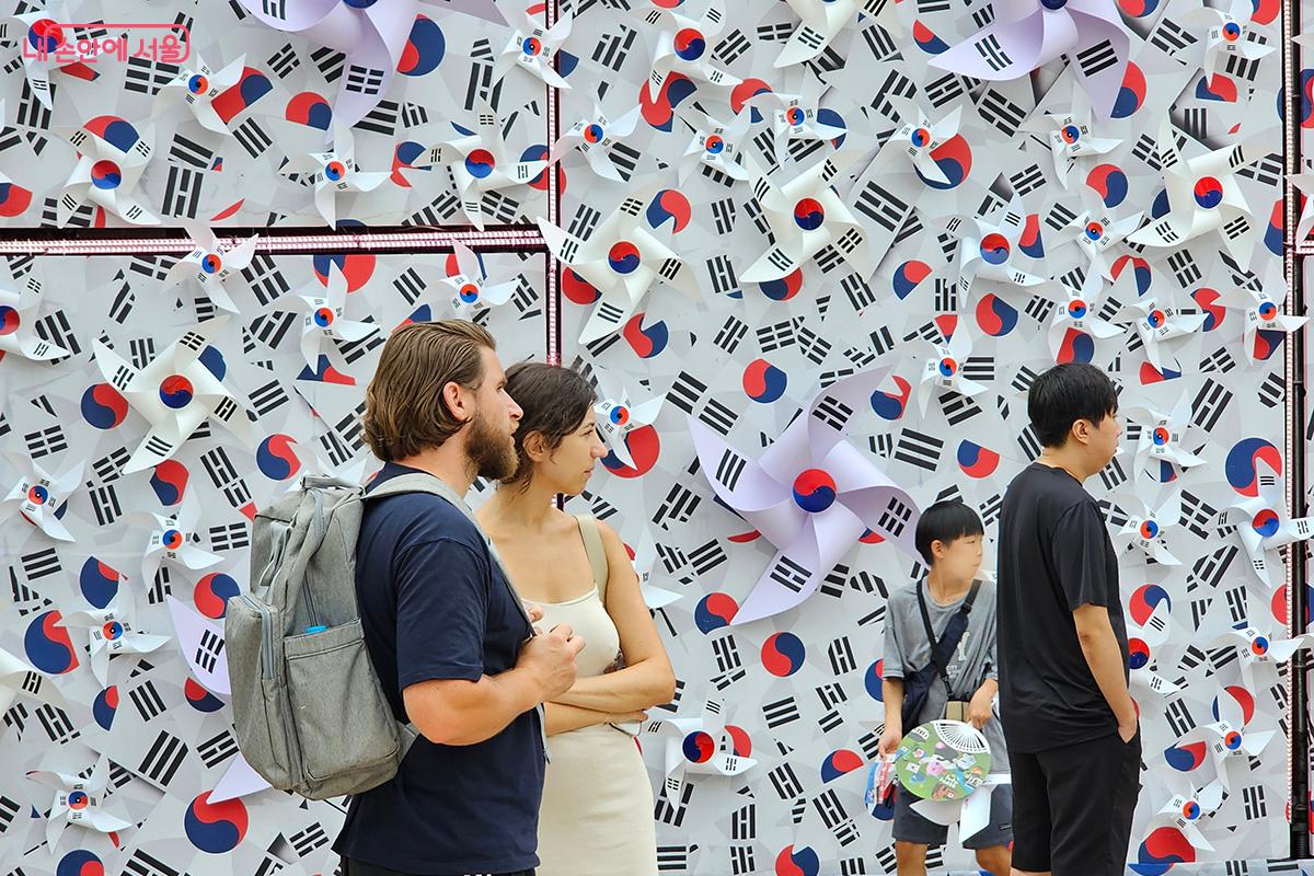 서울광장 축제에 시민들은 물론 외국인 관광객들도 많이 찾아 대한민국 광복의 기쁨을 함께했다. ©정향선