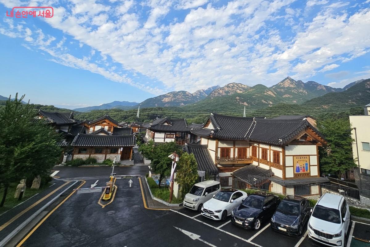 비가 갠 하늘과 북한산 자락을 배경으로 펼쳐진 은평한옥마을 전경 ©최정윤