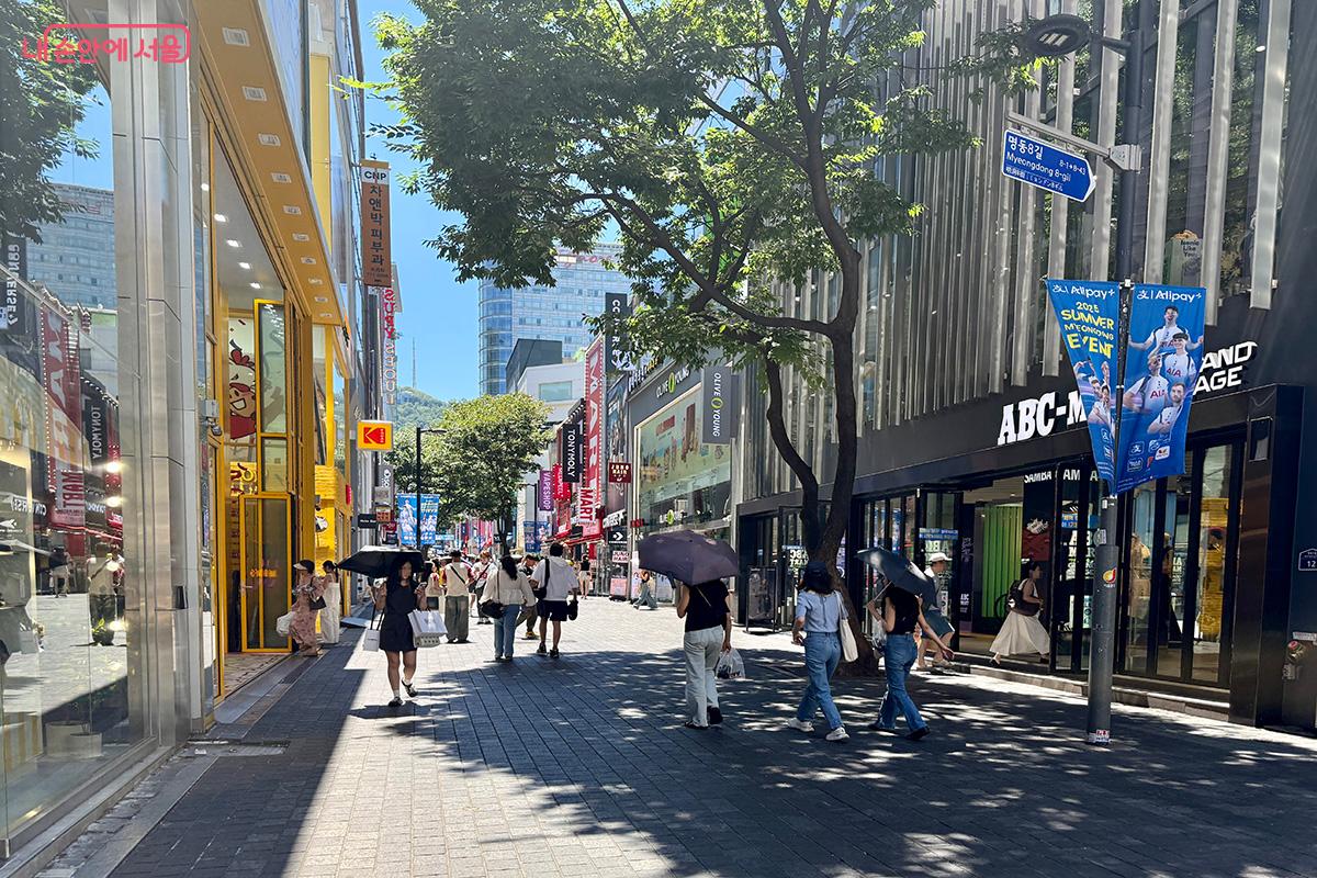 명동거리에서 영화속 사자보이즈가 ‘Soda Pop’ 공연 퍼포먼스를 벌였다 ©김미정