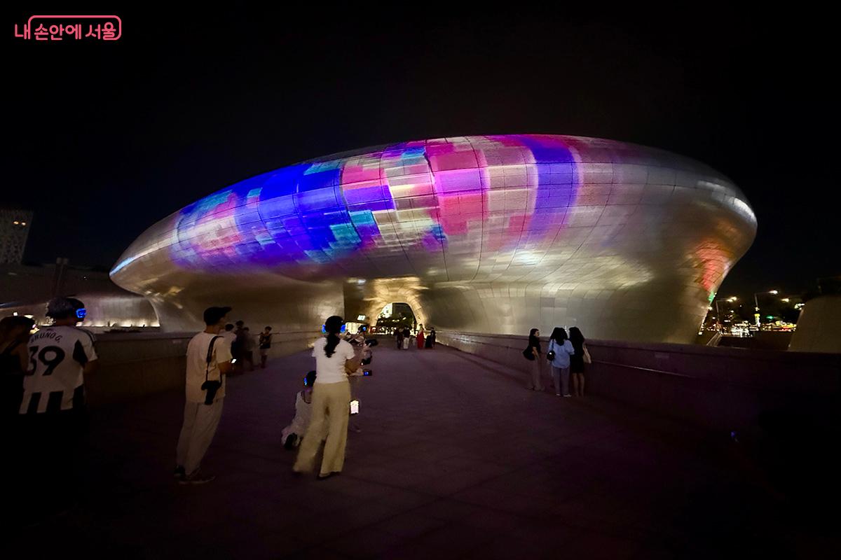 빛이 서로 겹치고 흘러가며 신비로운 패턴을 만들어낸 'Into the Waves of Light' ©김미정