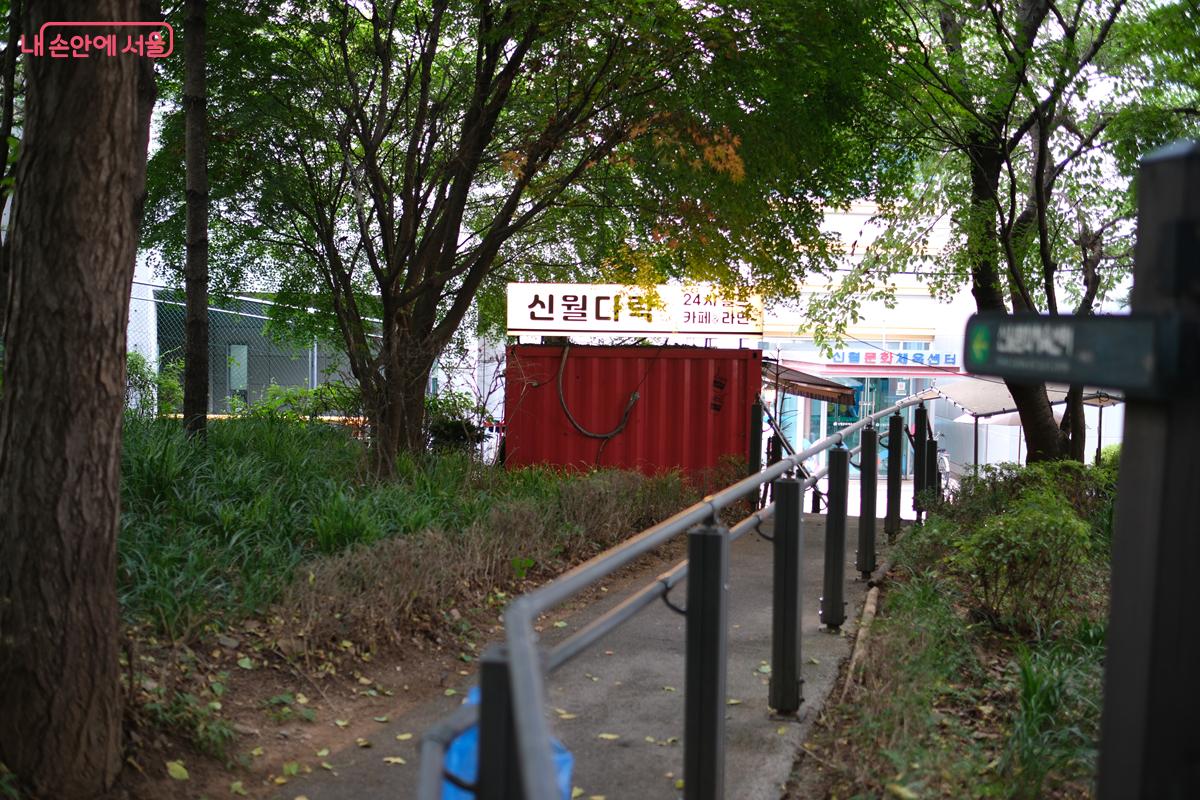 공원 한쪽에 위치한 무인 카페 ‘신월 다락’이 보인다. ©박우영