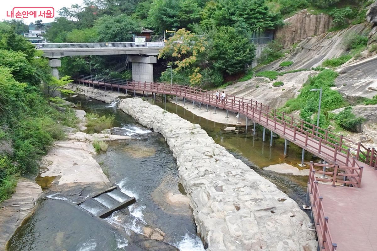 홍제천 상류에 조성된 걷기 좋은 산책길 ©김종성