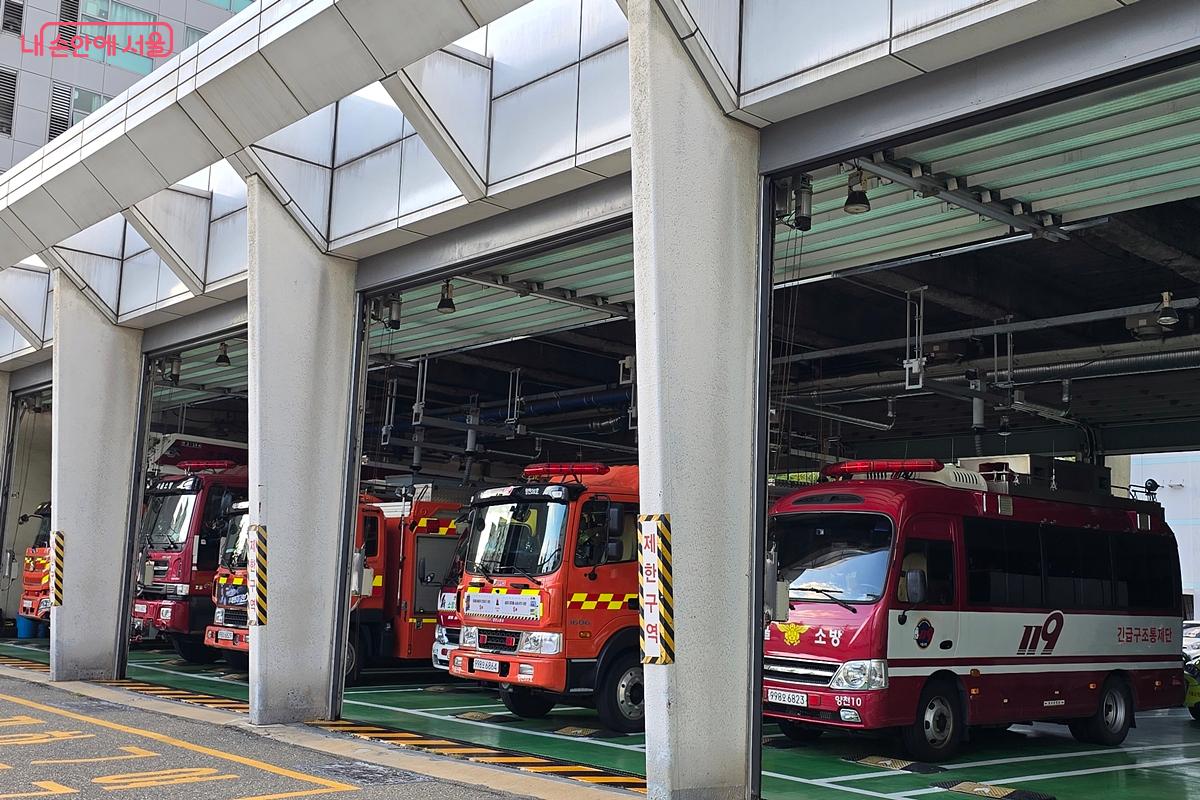 대기 중인 소방차들. 에어컨 실외기 과열, 배터리 화재 등으로 여름철에도 화재가 이어지고 있다. ⓒ김윤경