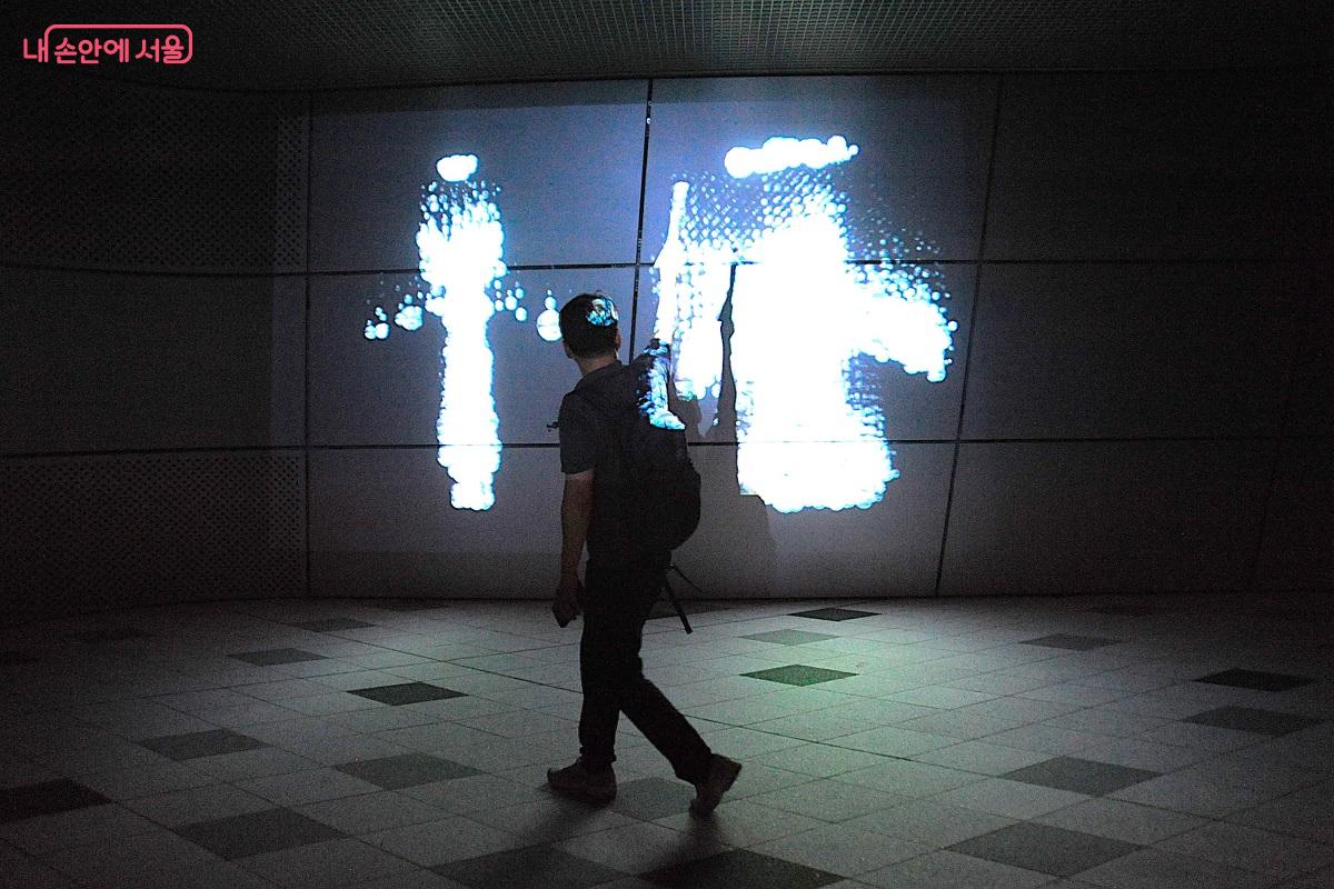 ‘Rhythm in Droplets’는 관람객의 움직임과 위치를 센서가 감지해 시각적 요소를 유동적으로 변화시키는 키네틱 아트 작품이다. ©조수봉