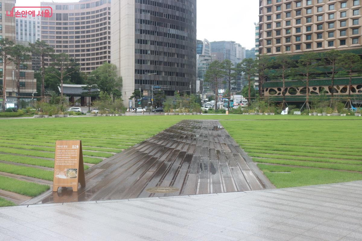 덕수궁 담길을 나무데크길로 표시했다. &copy;조수연