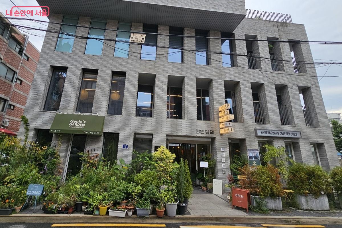 장안평 지역에 생기를 불어넣는 무아레서점 ©최정윤