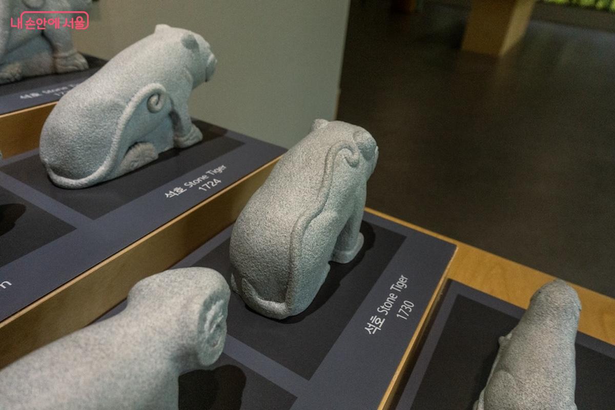 의릉 선의왕후 봉분 주변에 배치된 호랑이 모양의 석물, 석호 &copy;이진형