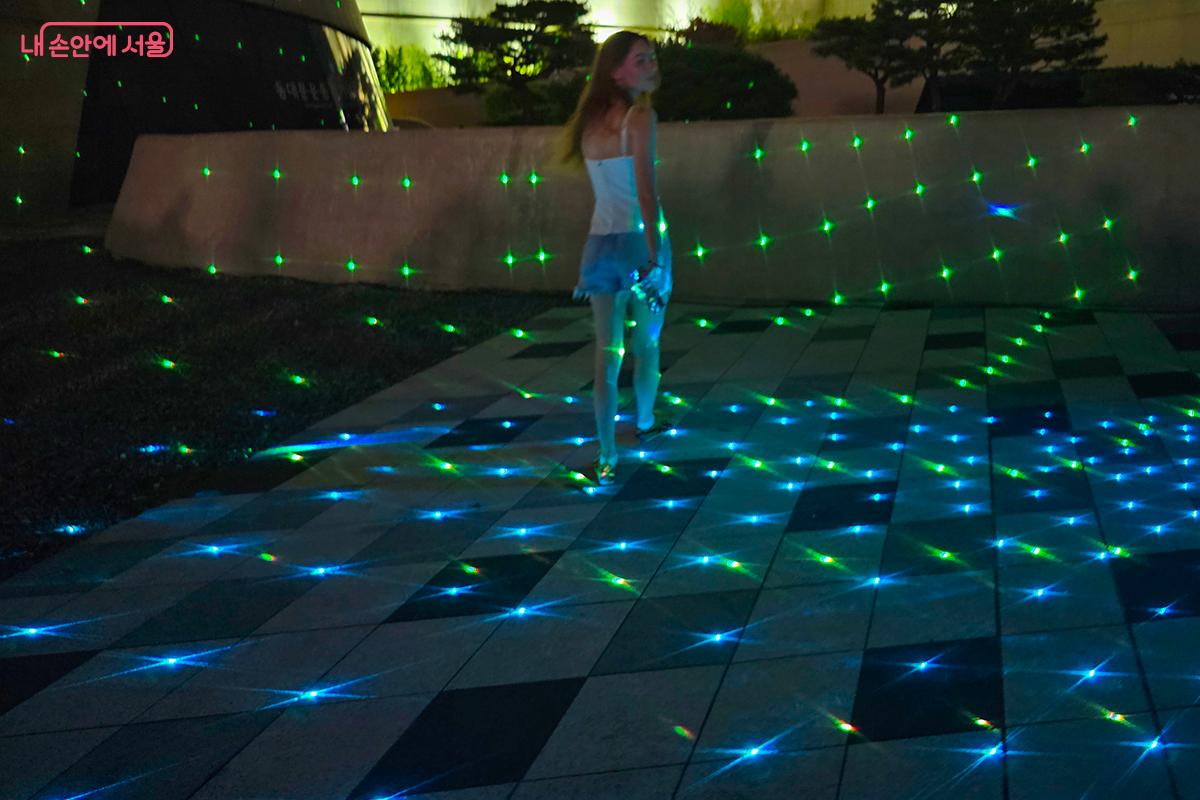 포그와 레이저로 이루어진 'Rhythm in Fog'가 뿜어내는 청량감은 한 줄기 단비 같은 시원함으로 다가왔다.