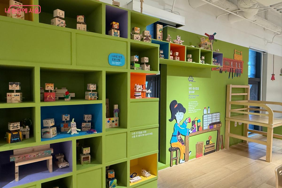 2층에서는 아이들의 상상력과 창의력을 자극하는 다양한 체험 활동을 할 수 있다. &copy;이미현