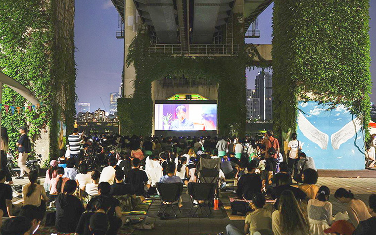 매주 토요일은 한강 무비 나이트! 돗자리 챙겨 한강 다리 밑으로~