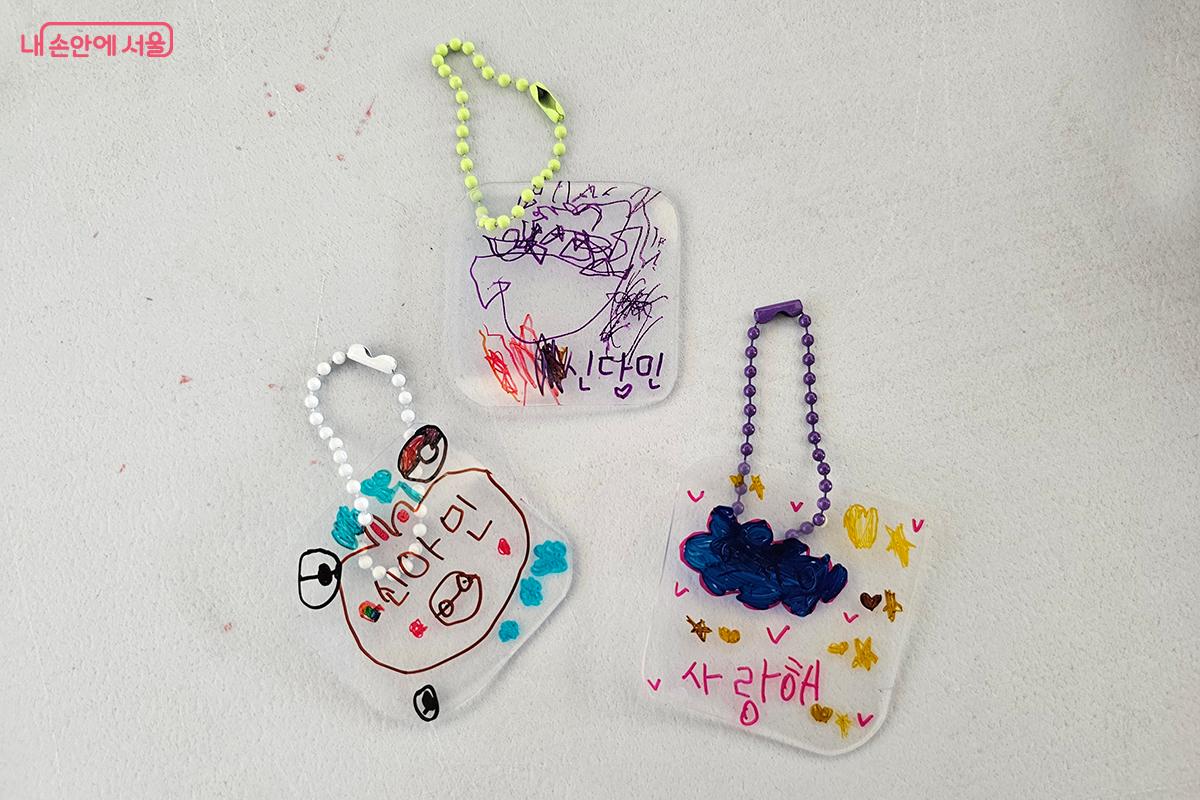 아이들이 직접 만든 세상에 하나뿐인 '슈링클스키링'이 탄생했다. &copy;이혜숙