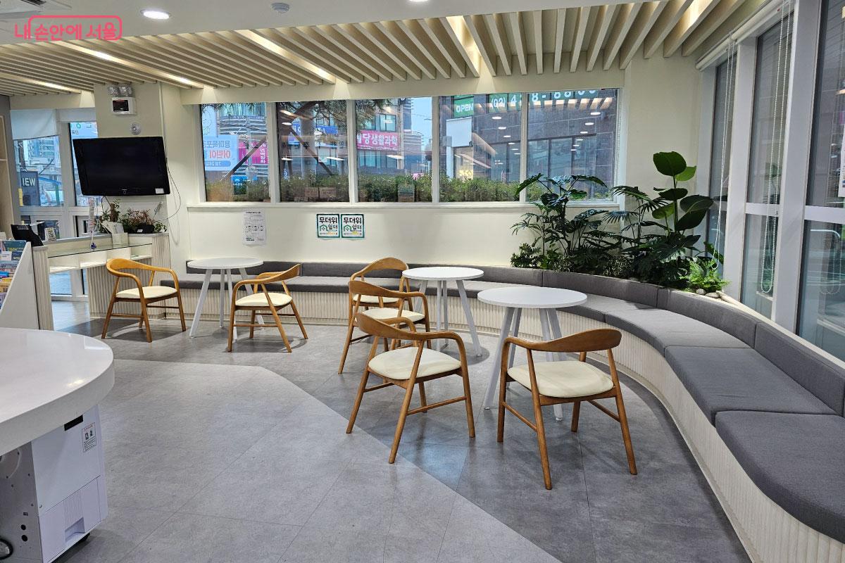 주민센터는 누구나 이용 가능한 무더위 쉼터다. &copy;홍혜수   