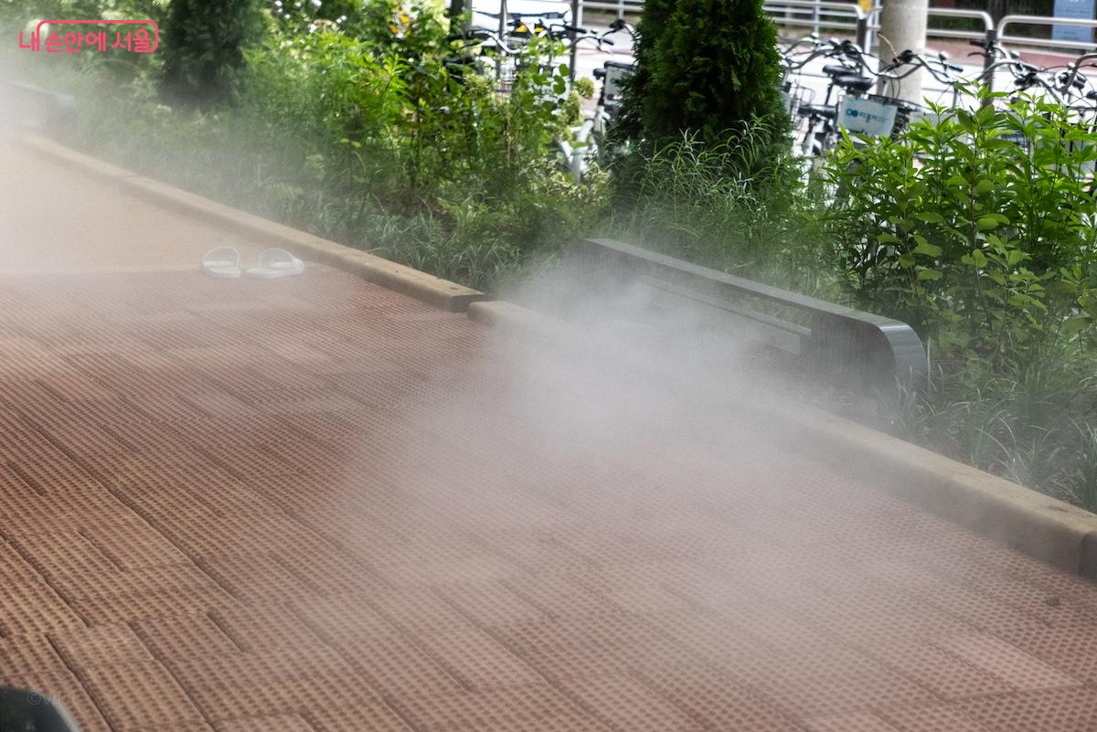 황톳길 주변으로 자동으로 분사되는 미스트 시설이 있다. &copy;이진형