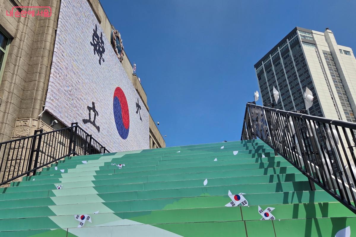 태극기 언덕을 올라 ‘단지동맹 혈서 태극기’ 앞에 섰다. ©김미선