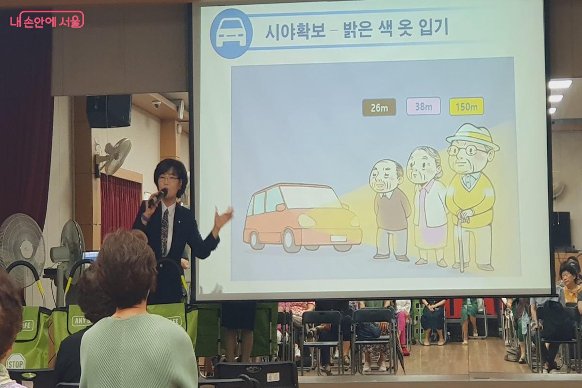 밝은 색 옷을 입는 것이 운전자 눈에 더 잘 띄어 안전하다. ©엄윤주