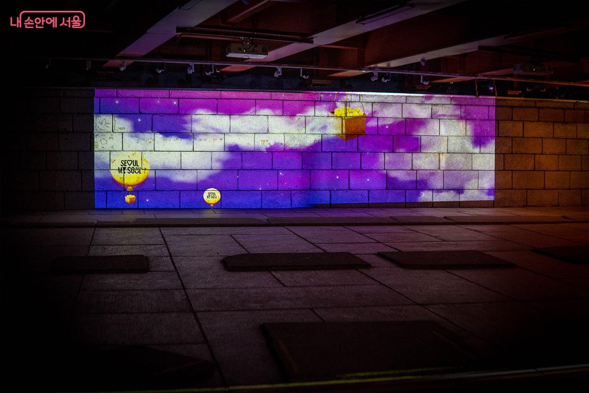 산책로 벽면의 미디어아트 작품 &copy;최승훈