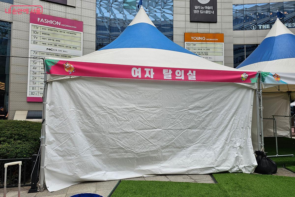 수영장 바로 옆에 남녀 탈의실이 설치되어 이용객들의 편의를 도모한다. &copy;이혜숙