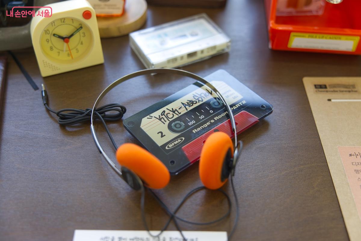 과거 여행을 떠날 때 꼭 챙겼던 헤드폰과 카세트 테이프가 추억을 불러온다. &copy;임중빈