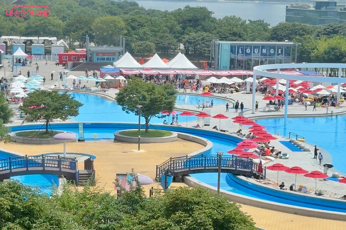 자양역 앞 뚝섬 한강공원 수영장에서 물놀이가 한창이다 ©김미정