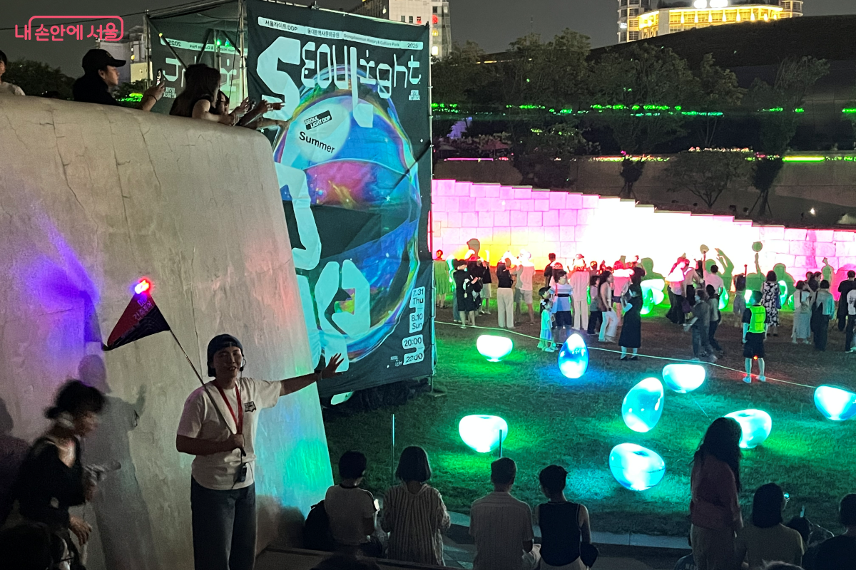 풀밭에 내려앉은 물방울이 달빛을 머금은 듯 매혹적인 느낌을 선사한다. ©김연희  