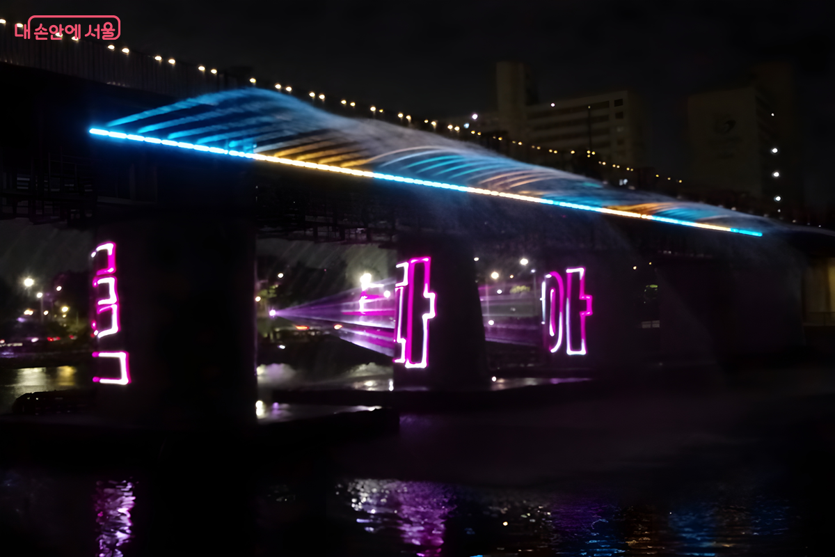 ‘APT.’ 노래에 맞춰 아파트라는 단어가 레이저로 선명하게 보인다. ©김영주 