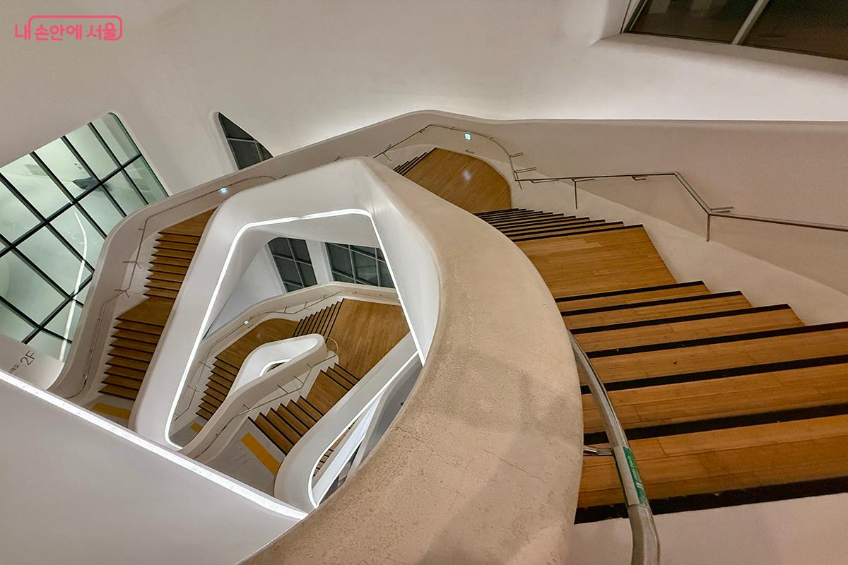세계적인 건축잡지 AD에서 '세계에서 가장 아름다운 계단' 2위에 언급되었다. ©김미정