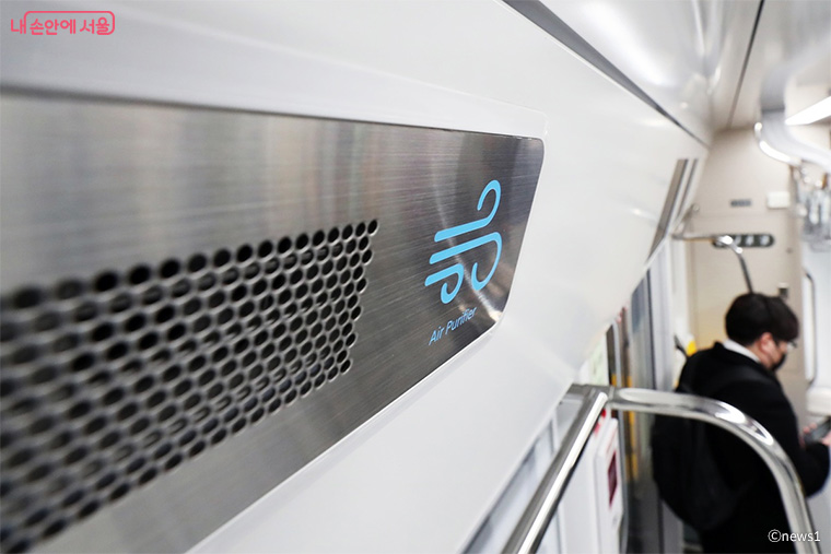 지하철 신규 전동차 내 설치돼 있는 공기질 개선장치 ⓒ뉴스1