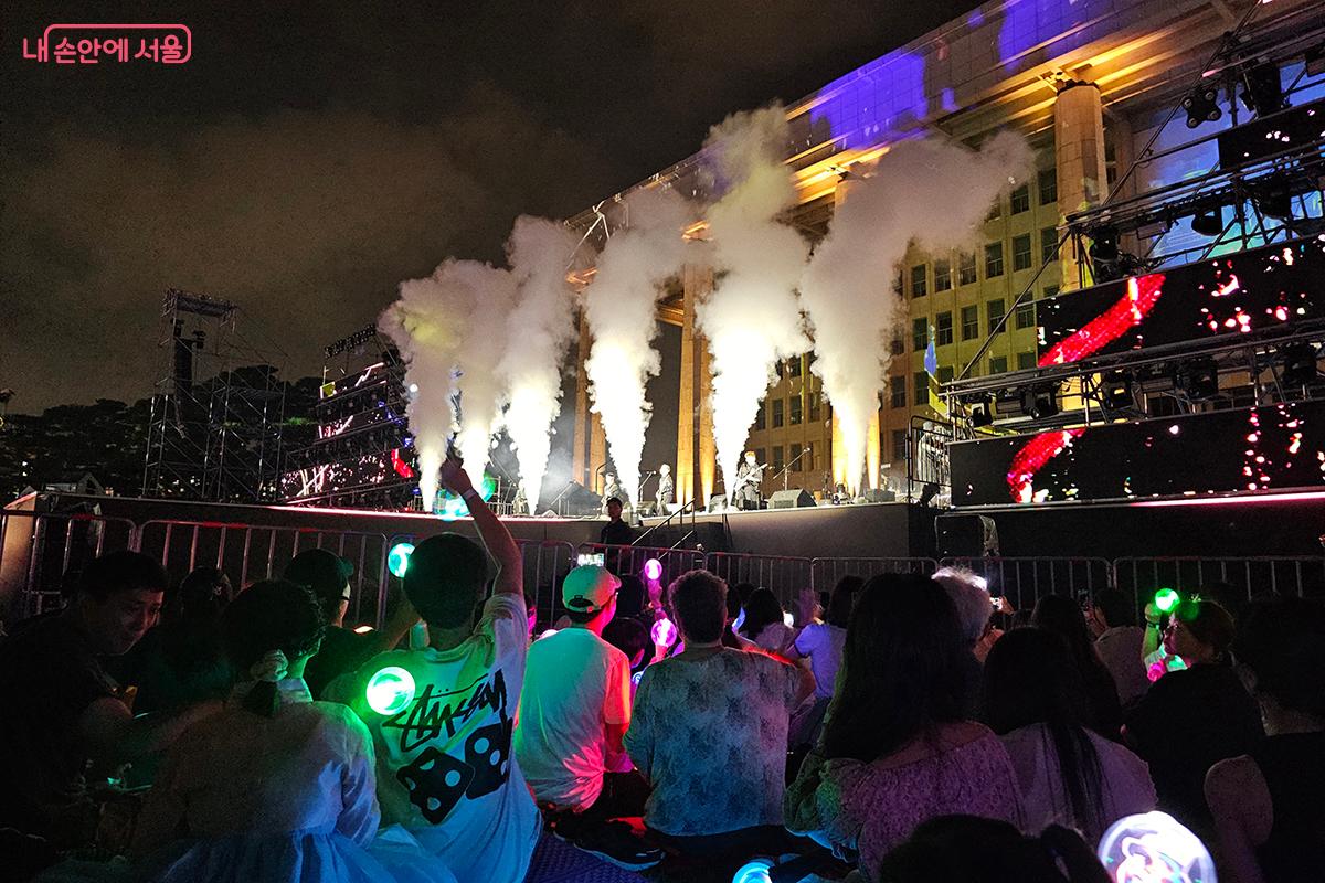 록밴드 '크라잉넛'은 신나는 락음악으로 전야제의 분위기를 최고조로 끌어올렸다. &copy;백승훈