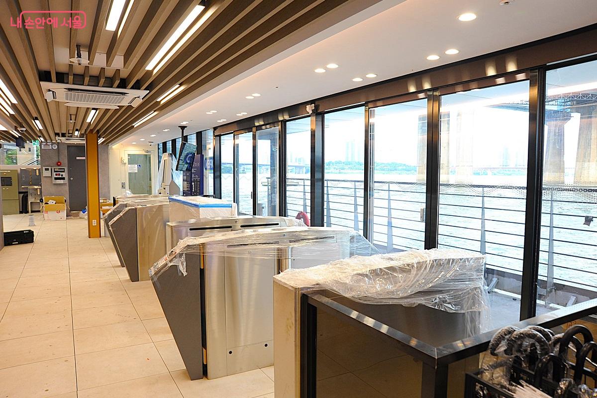 옥수 선착장 승강장 ©조수봉