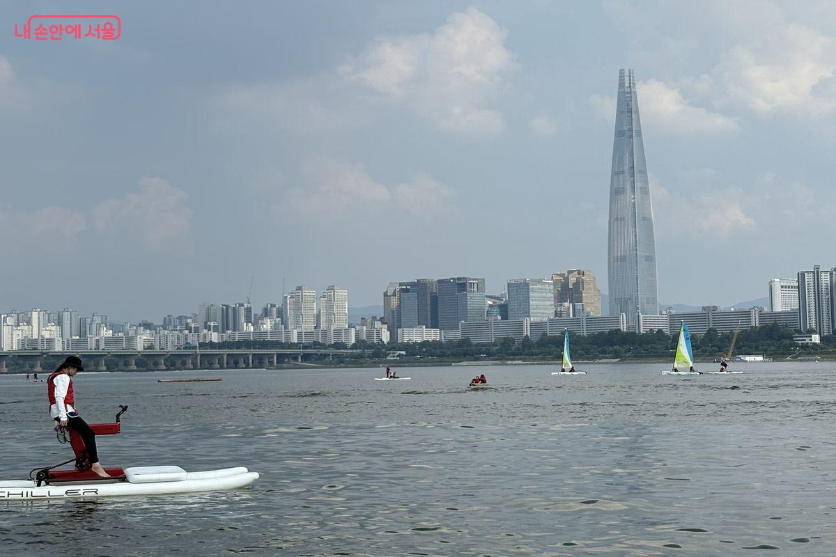 수상자전거를 타고 한강을 달리는 모습 &copy;이동영