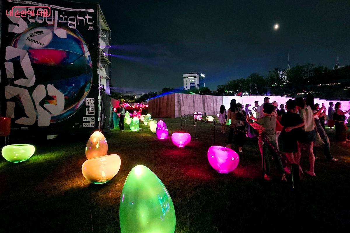 눈길을 끄는 미디어아트에 시민들이 탄성을 쏟아냈다. ©김윤경