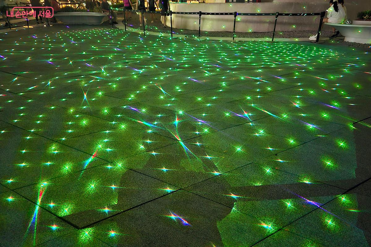 레이저 속에서 발걸음을 멈추고 바라보는 순간은 어느 환상적인 수면 위에 서 있는 듯하다. ©이혜숙