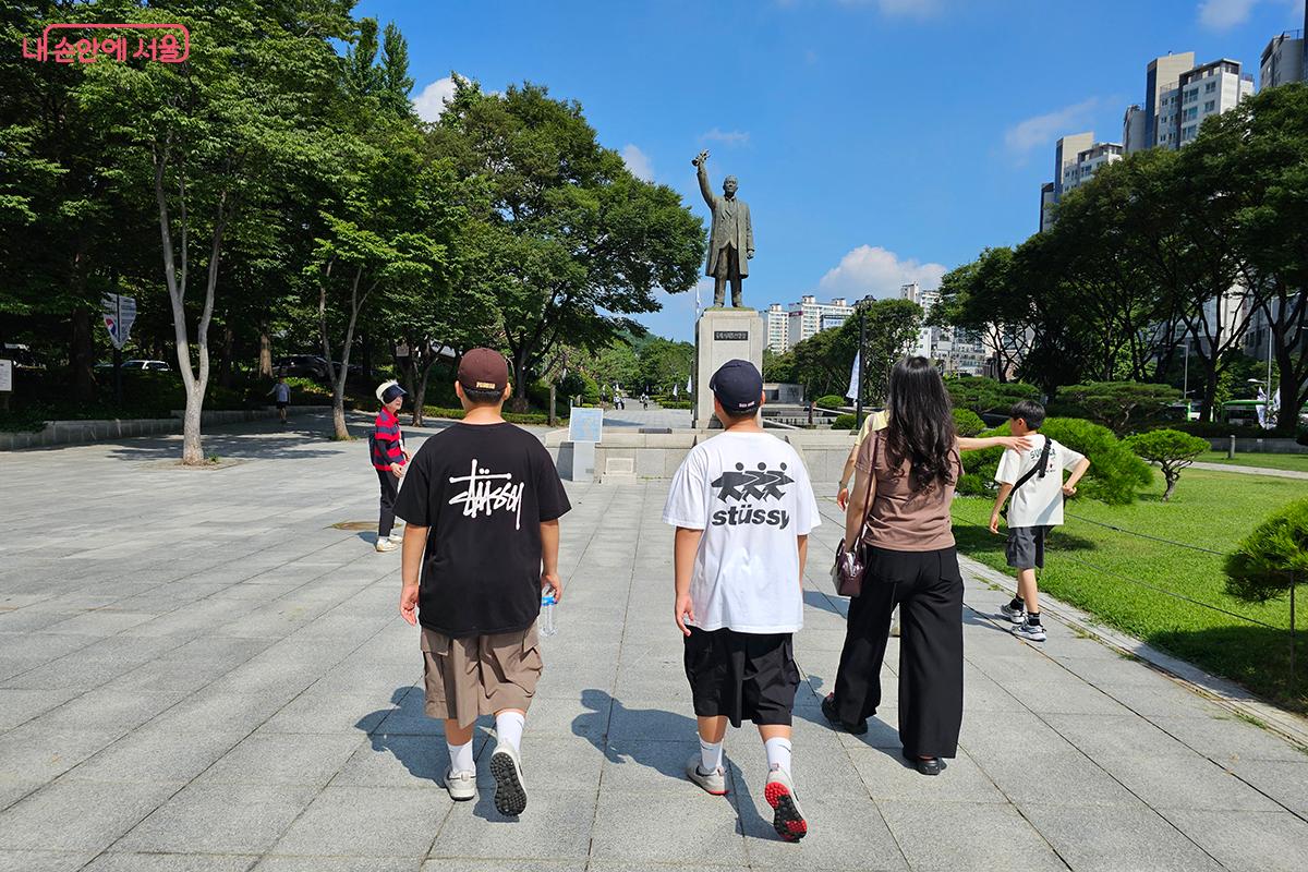 투어에 함께한 참가자들이 독립운동가 '서재필' 동상 앞을 지나고 있다. ©이혜숙