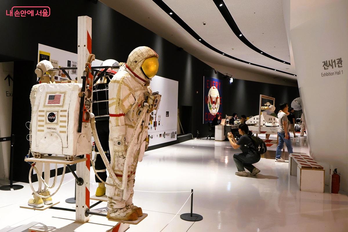 뮤지엄 전시 1관에서 열리고 있는 <톰 삭스 전> '현대카드 컬처프로젝트 29, 4.25~9.7 ©이봉덕