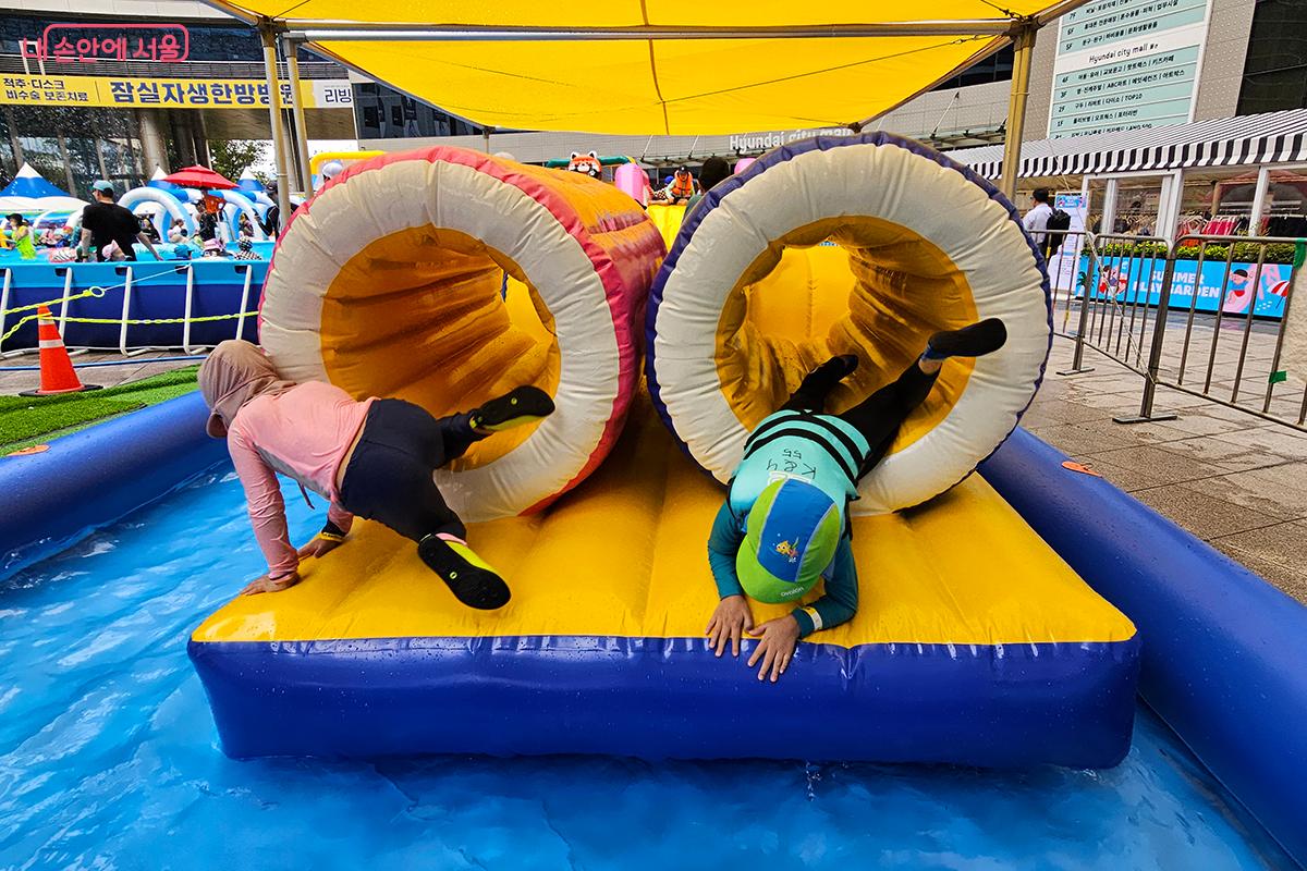 터널 코스를 지나온 아이들은 바쁘게 처음으로 돌아가 다시 장애물 코스를 즐긴다. &copy;이혜숙 